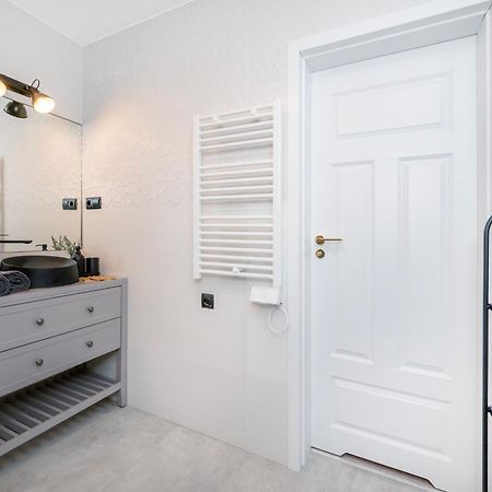 Historic Studio - Top Location, Tram & Shops Nearby, Fabryczna - By Rentujemy Apartment Lodź Bagian luar foto