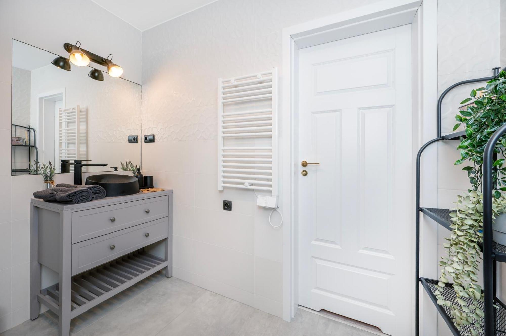 Historic Studio - Top Location, Tram & Shops Nearby, Fabryczna - By Rentujemy Apartment Lodź Bagian luar foto