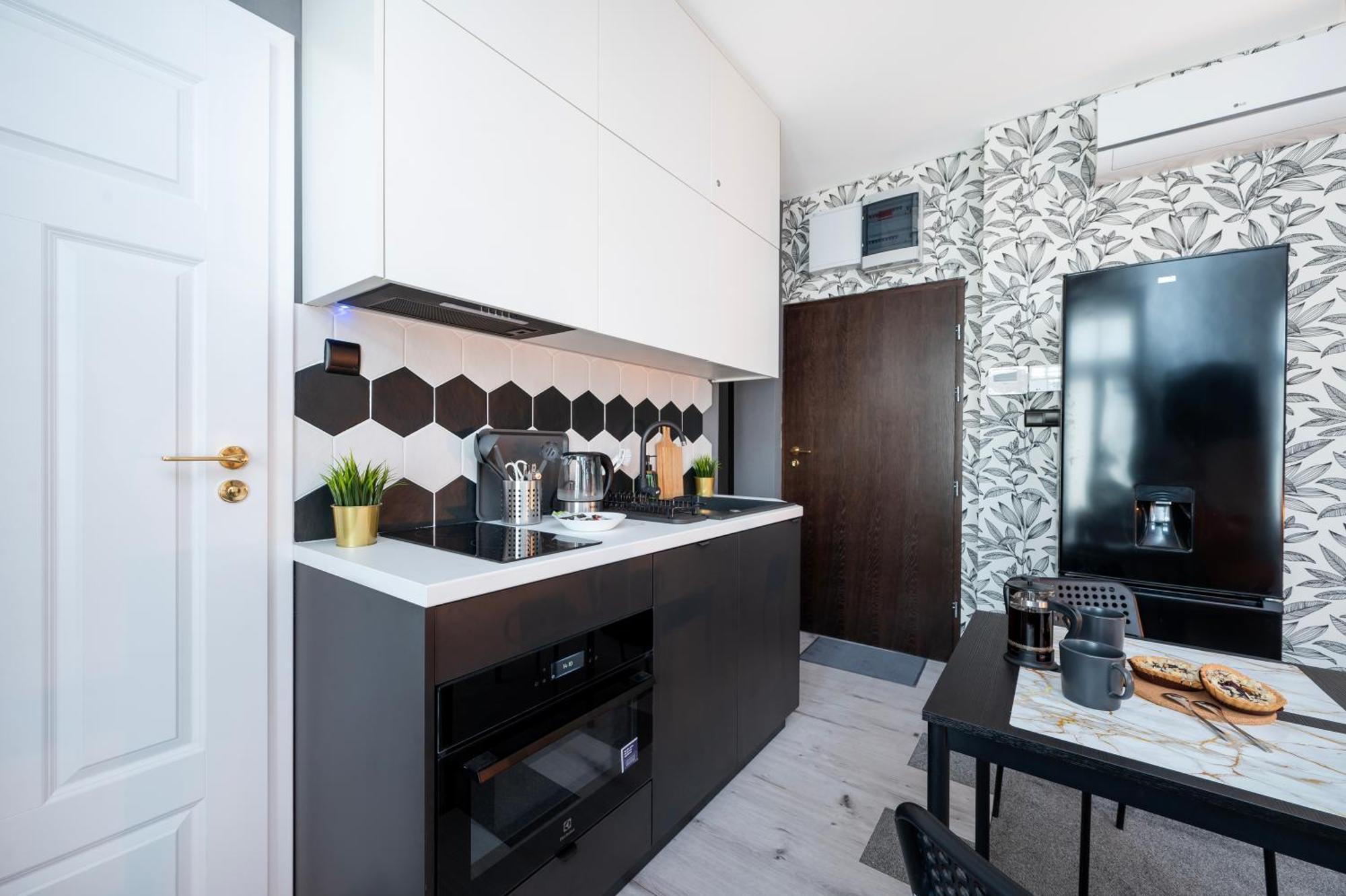 Historic Studio - Top Location, Tram & Shops Nearby, Fabryczna - By Rentujemy Apartment Lodź Bagian luar foto