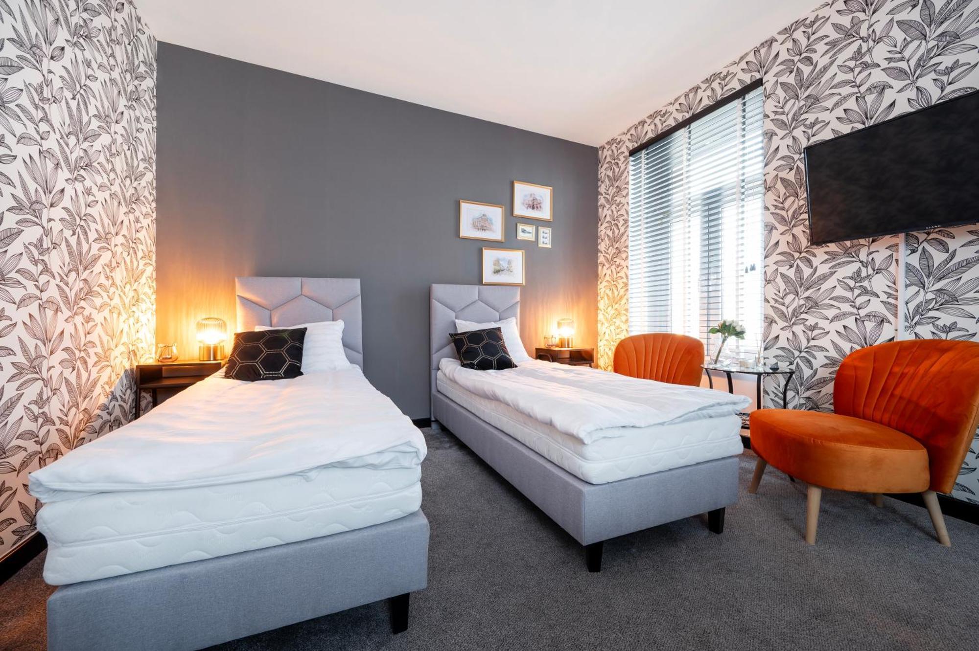 Historic Studio - Top Location, Tram & Shops Nearby, Fabryczna - By Rentujemy Apartment Lodź Bagian luar foto