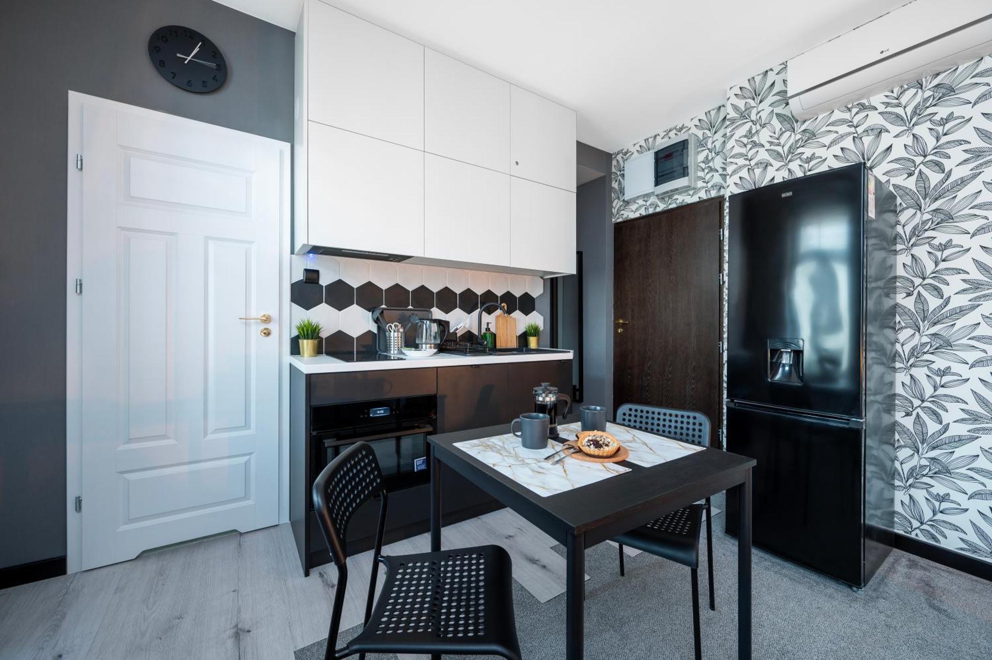 Historic Studio - Top Location, Tram & Shops Nearby, Fabryczna - By Rentujemy Apartment Lodź Bagian luar foto